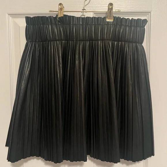 NWOT Tuckernuck Pomander Place Black Pleated Faux Leather Mini Skirt - Picture 2 of 7